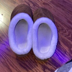 Brown fuzzy platform slippers